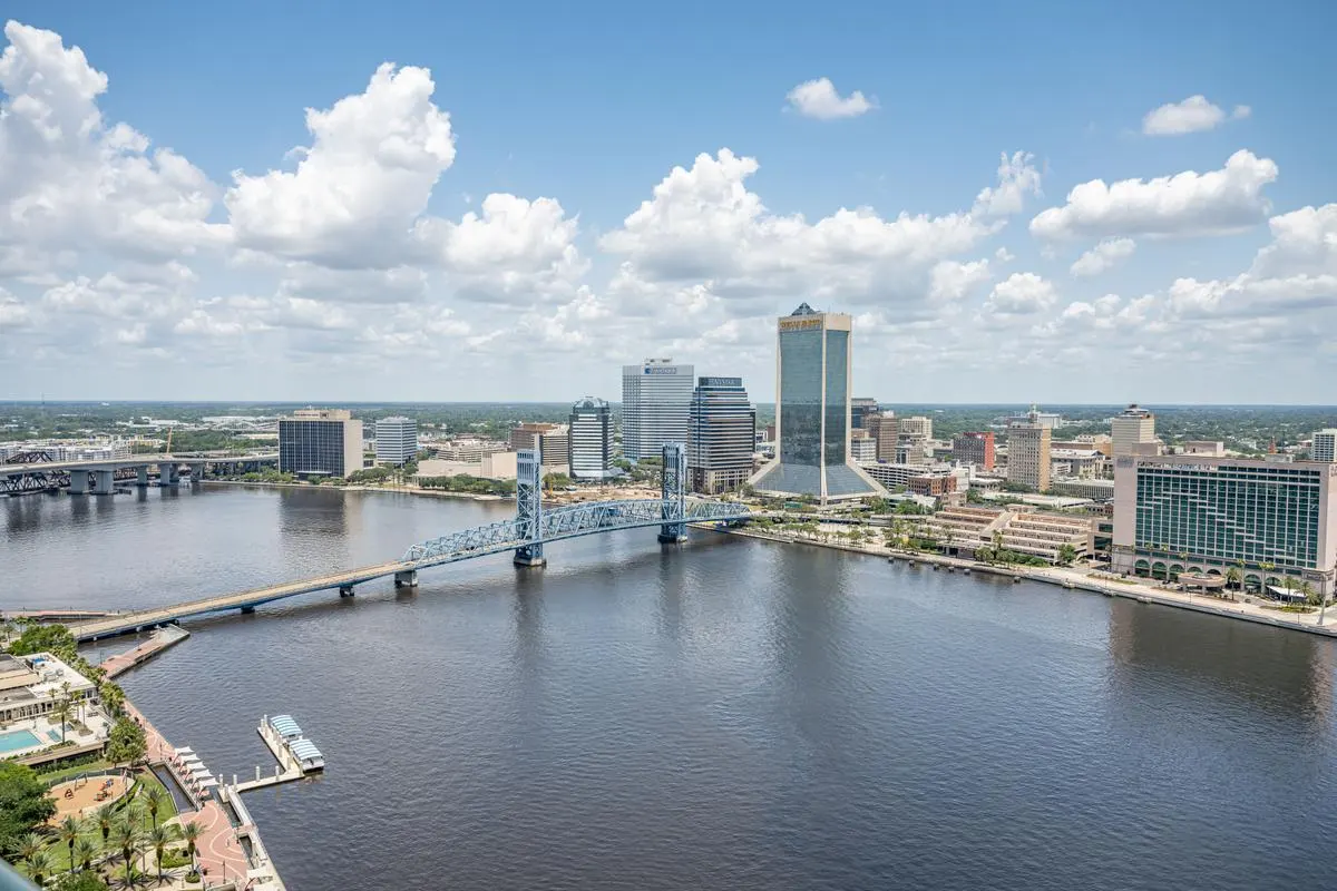 Public transit in downtown Jacksonville, Florida